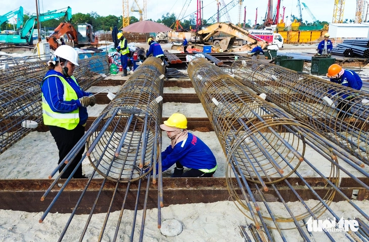 Chị Hà Thị Kim Ngọc (bìa trái) - công nhân làm dự án phục vụ APEC - cùng hàng trăm công nhân tất bật làm việc hoàn thành dự án đúng tiến độ, giúp Phú Quốc đón APEC 2027 - Ảnh: CHÍ CÔNG