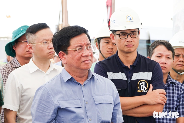 Ông Hồ Văn Mừng (mặc áo xanh) - chủ tịch UBND tỉnh An Giang - đi kiểm tra tiến độ dự án phục vụ APEC 2027 ở Phú Quốc - Ảnh: CHÍ CÔNG