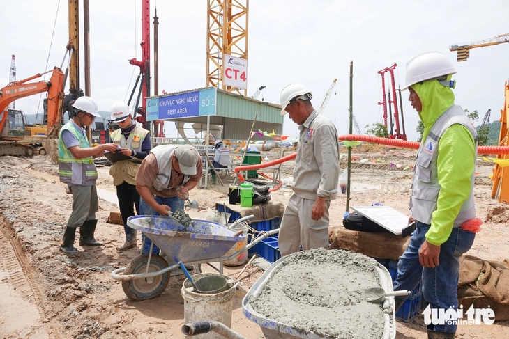 Đơn vị giám sát chặt chẽ công nhân trộn bê tông để nâng cấp mở rộng Cảng hàng không quốc tế Phú Quốc - Ảnh: CHÍ CÔNG